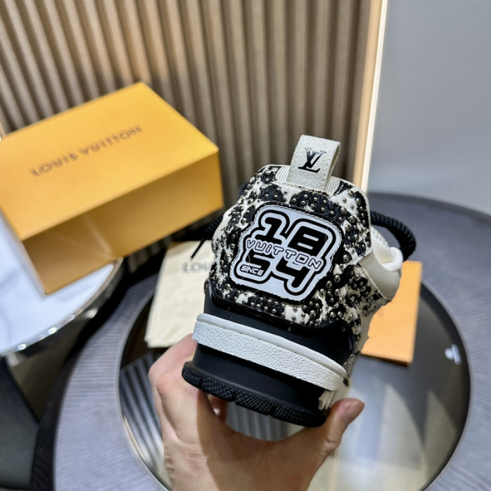 L0VT SNEAKER