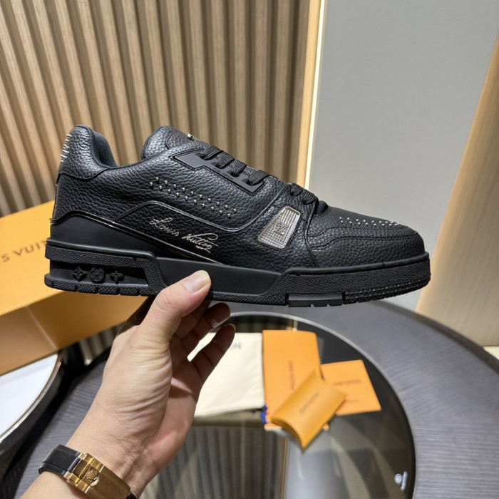L0VT SNEAKER
