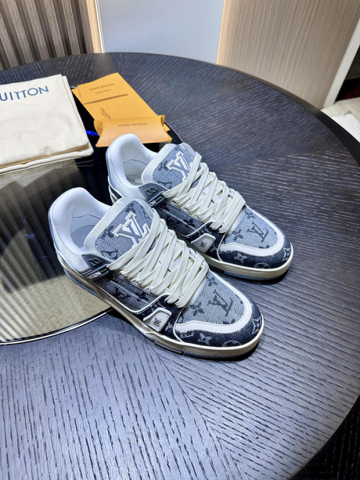 L0VT SNEAKER